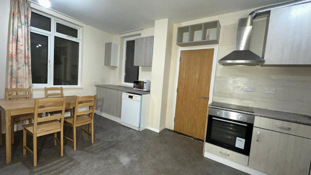 North London A Spacious 7 Bedroom House Accommodating Up To 18 People Complete With Own Gym And Table Tennis 外观 照片
