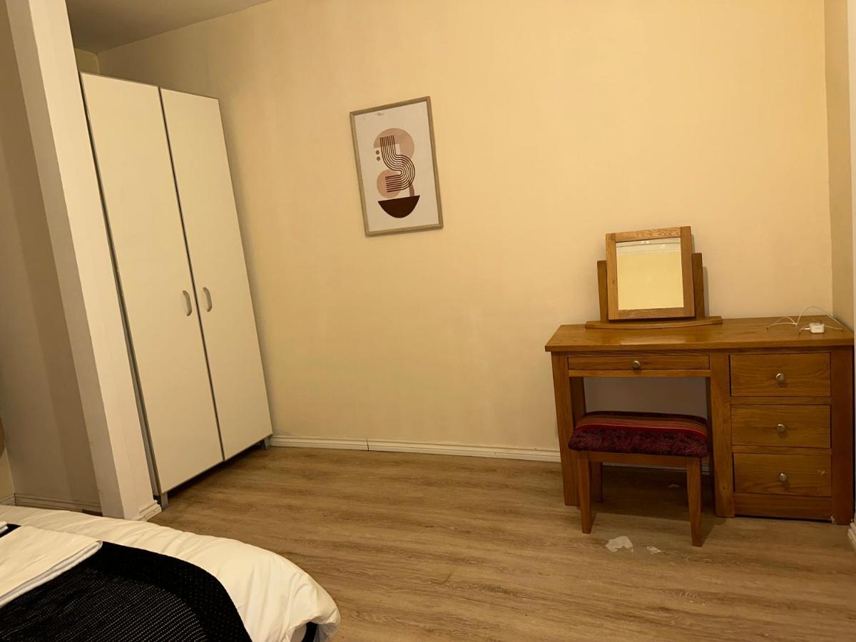 North London A Spacious 7 Bedroom House Accommodating Up To 18 People Complete With Own Gym And Table Tennis 外观 照片