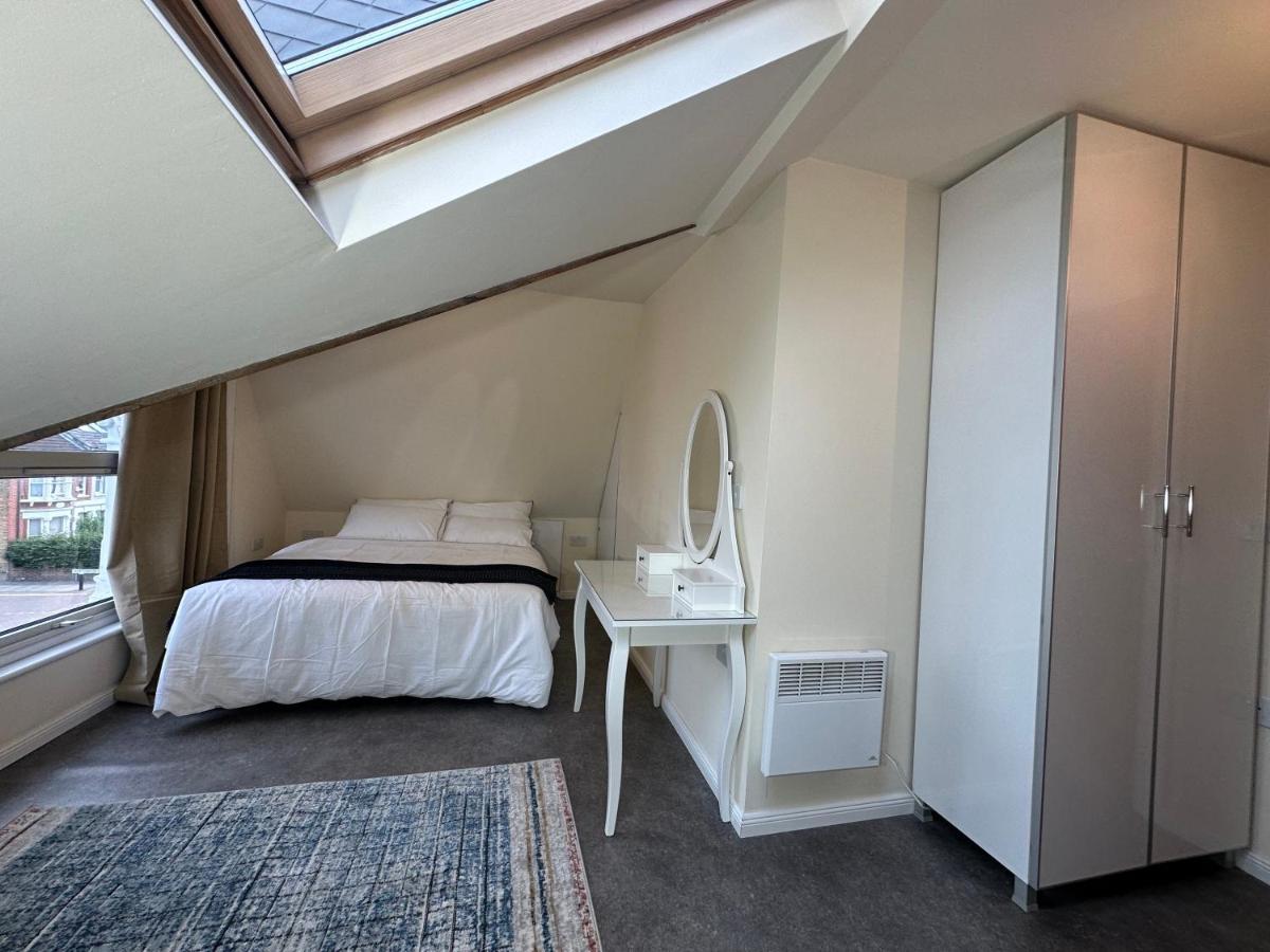North London A Spacious 7 Bedroom House Accommodating Up To 18 People Complete With Own Gym And Table Tennis 外观 照片