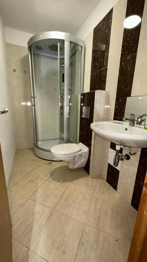 North London A Spacious 7 Bedroom House Accommodating Up To 18 People Complete With Own Gym And Table Tennis 外观 照片