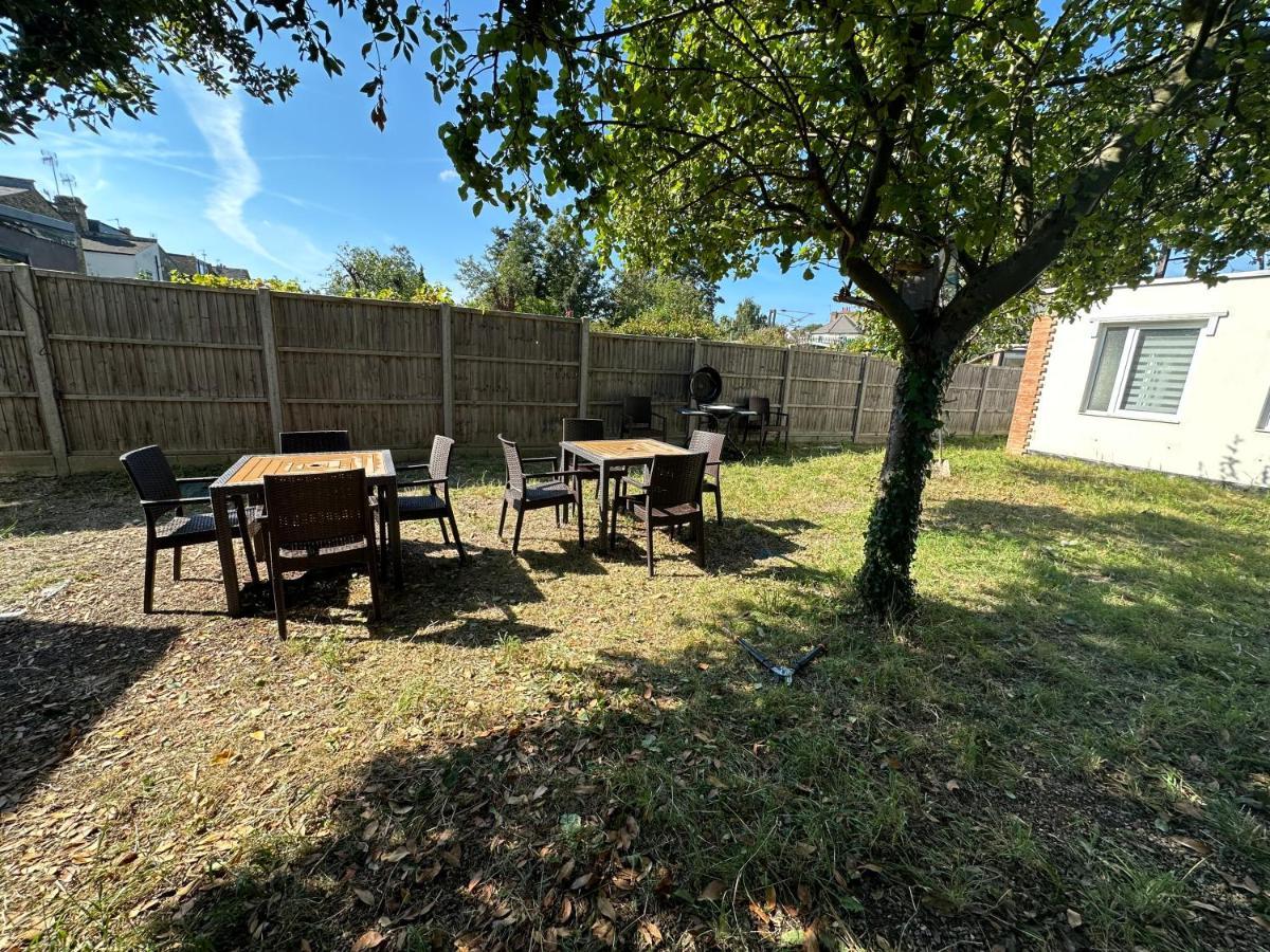 North London A Spacious 7 Bedroom House Accommodating Up To 18 People Complete With Own Gym And Table Tennis 外观 照片