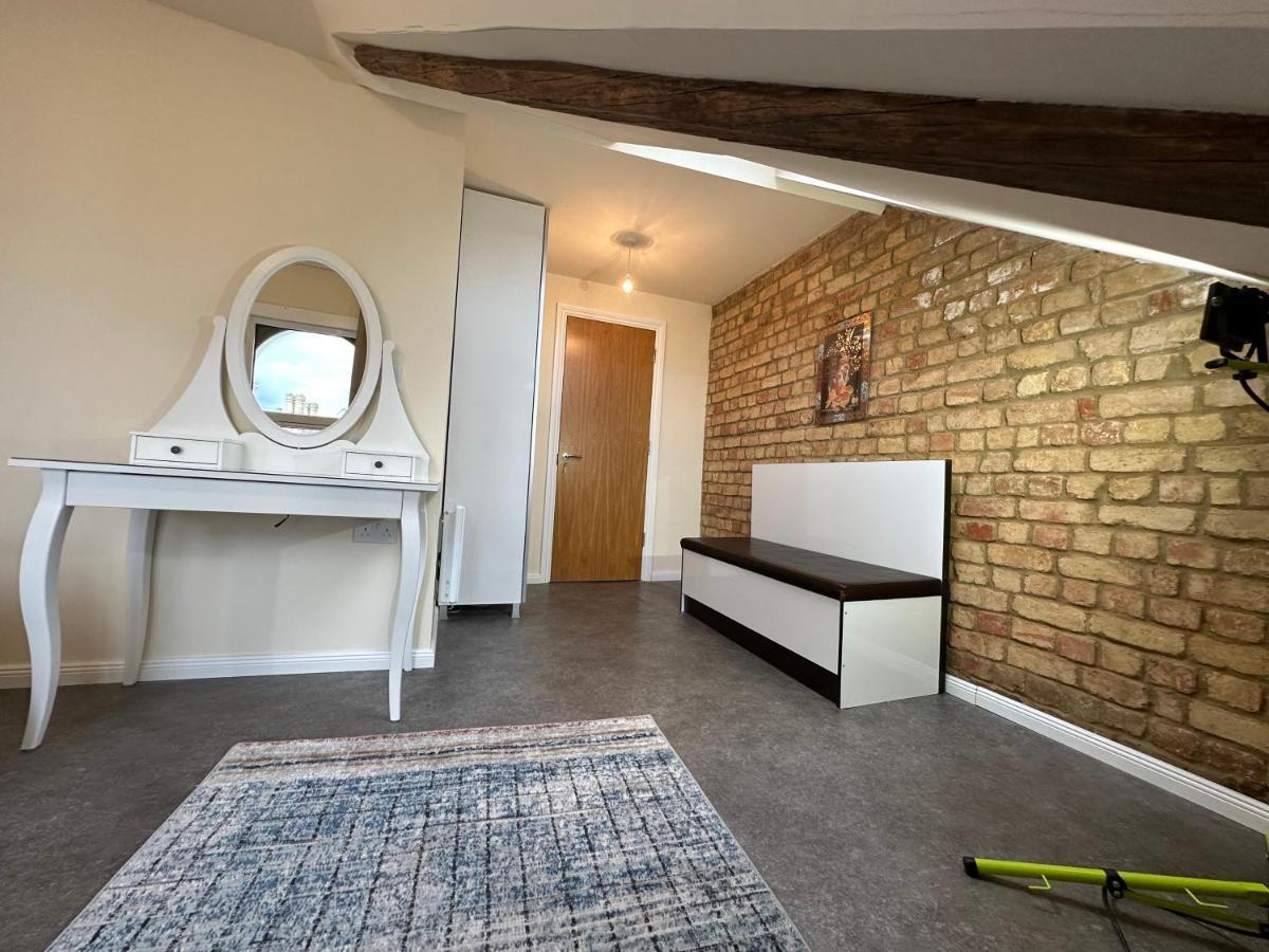 North London A Spacious 7 Bedroom House Accommodating Up To 18 People Complete With Own Gym And Table Tennis 外观 照片