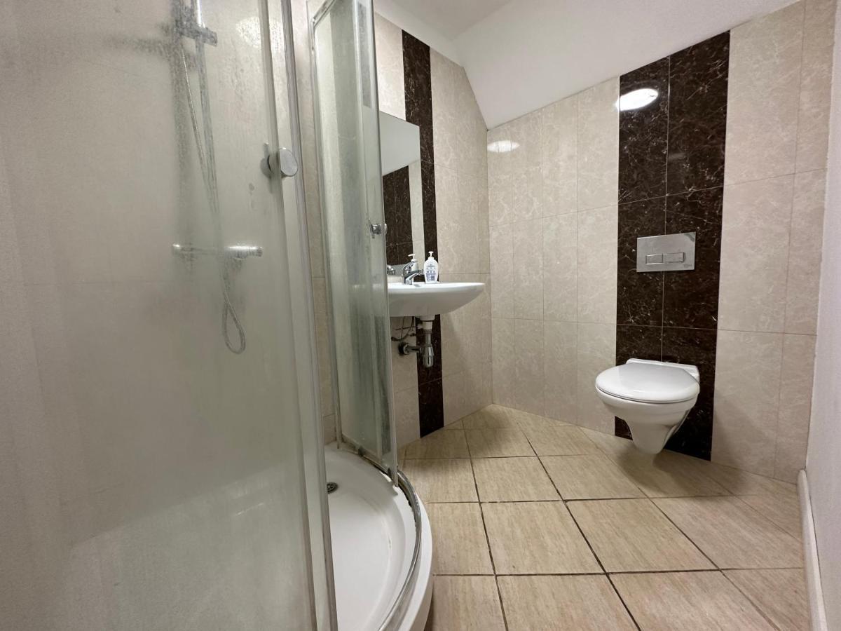 North London A Spacious 7 Bedroom House Accommodating Up To 18 People Complete With Own Gym And Table Tennis 外观 照片