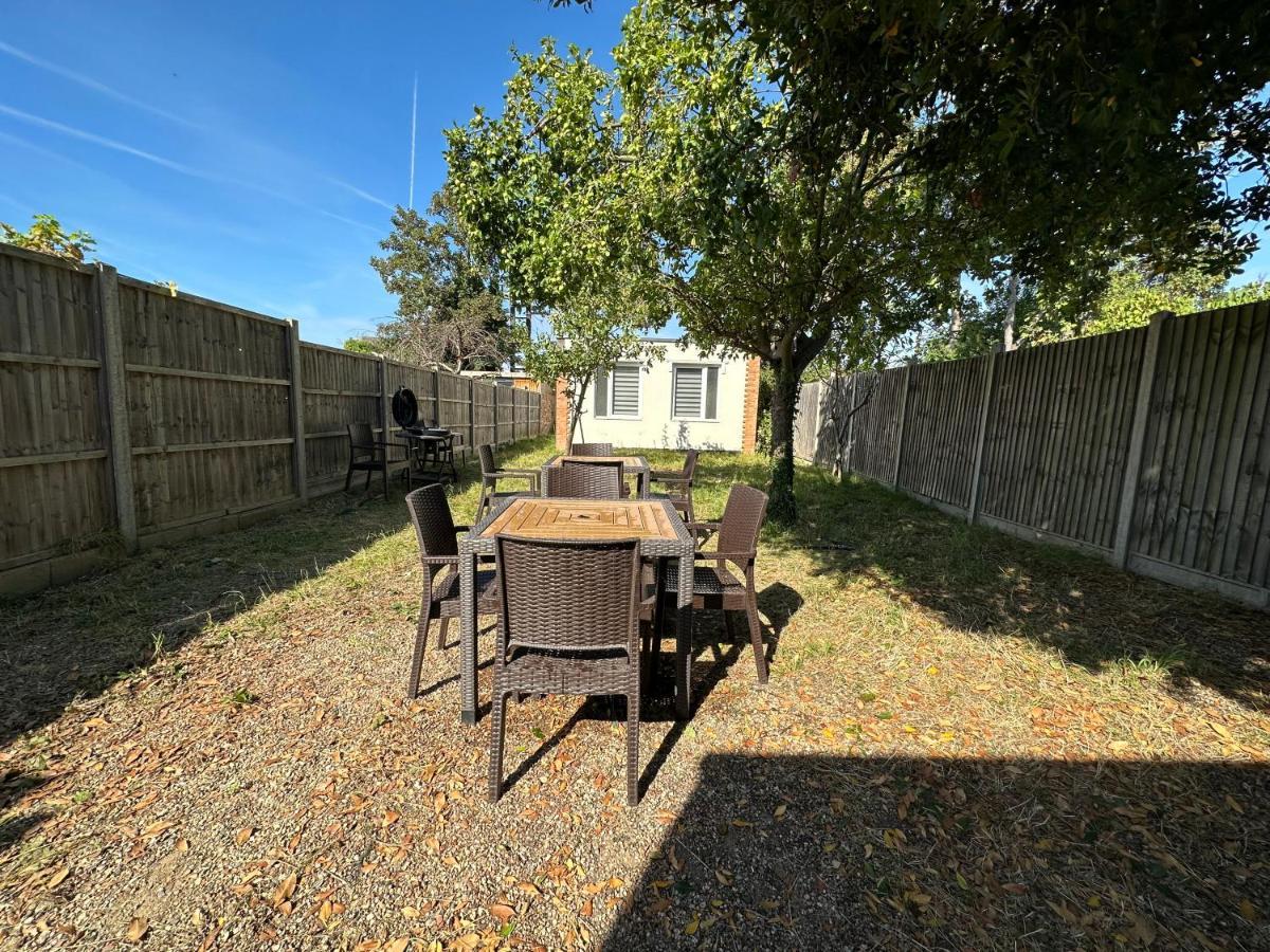 North London A Spacious 7 Bedroom House Accommodating Up To 18 People Complete With Own Gym And Table Tennis 外观 照片