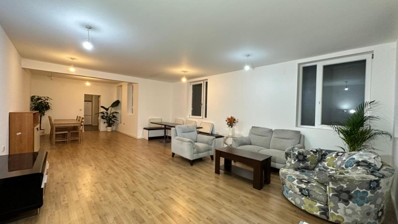 North London A Spacious 7 Bedroom House Accommodating Up To 18 People Complete With Own Gym And Table Tennis 外观 照片