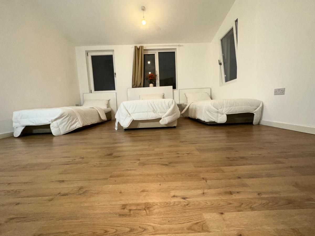 North London A Spacious 7 Bedroom House Accommodating Up To 18 People Complete With Own Gym And Table Tennis 外观 照片