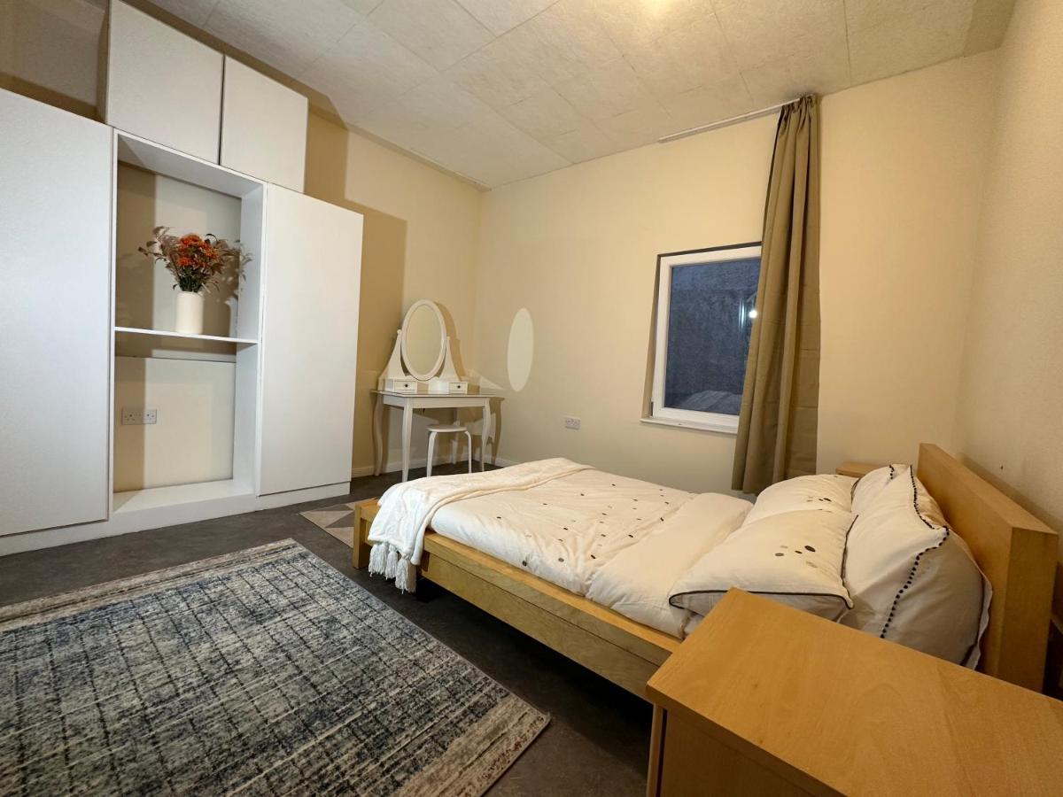 North London A Spacious 7 Bedroom House Accommodating Up To 18 People Complete With Own Gym And Table Tennis 外观 照片