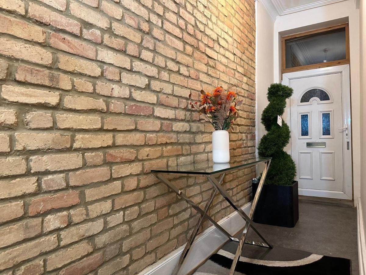 North London A Spacious 7 Bedroom House Accommodating Up To 18 People Complete With Own Gym And Table Tennis 外观 照片