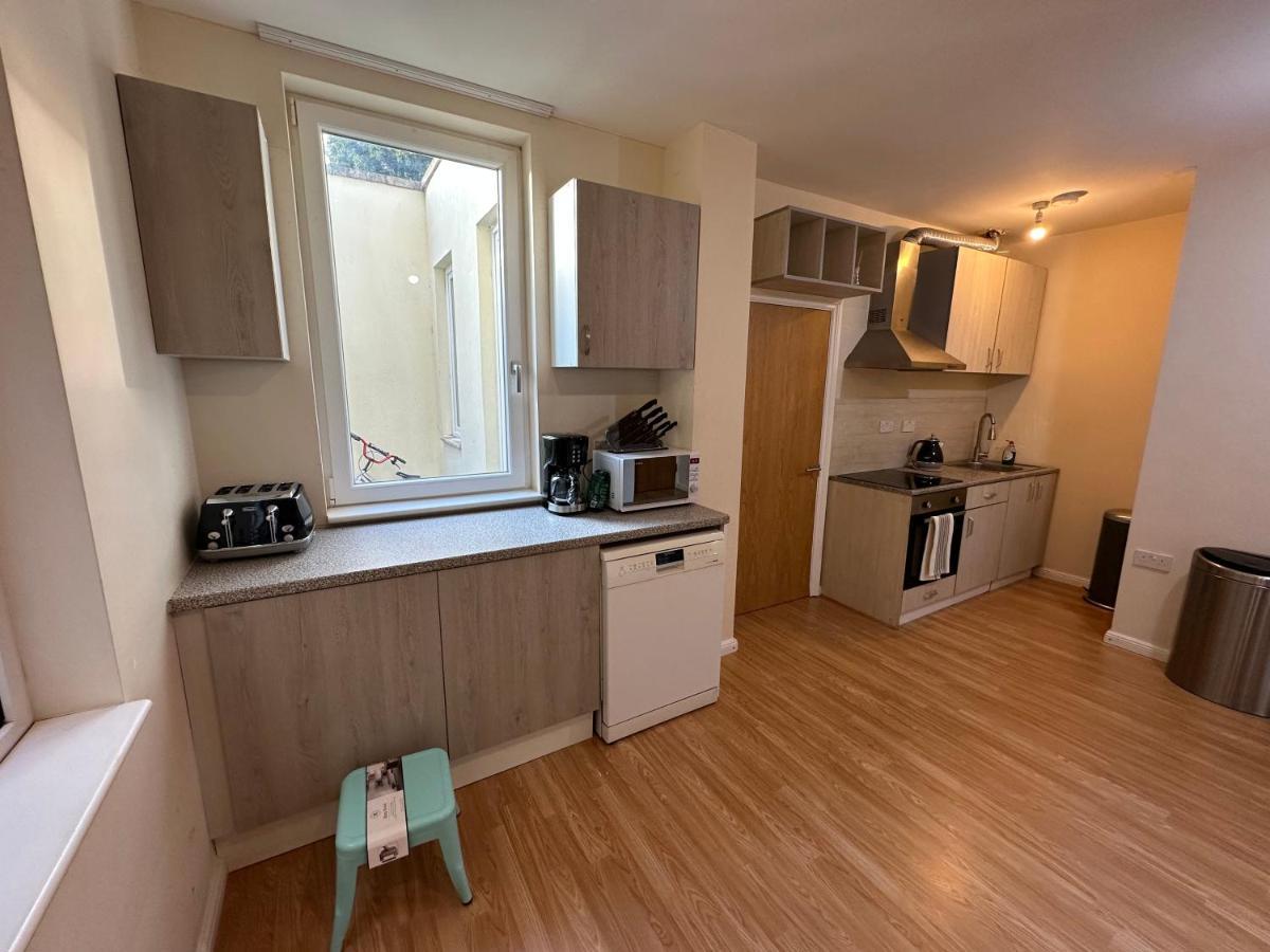 North London A Spacious 7 Bedroom House Accommodating Up To 18 People Complete With Own Gym And Table Tennis 外观 照片
