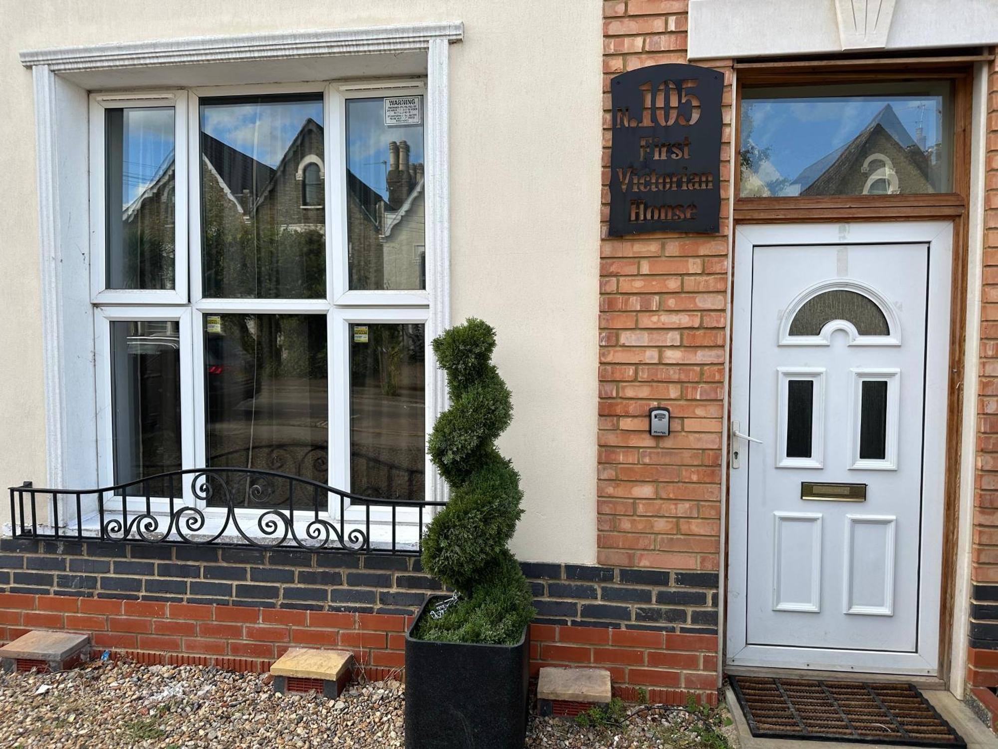 North London A Spacious 7 Bedroom House Accommodating Up To 18 People Complete With Own Gym And Table Tennis 外观 照片